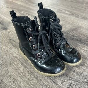 Little girls shiny black boots